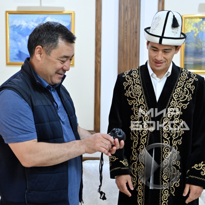 Президент Садыр Жапаров встретился с чемпионом мира по боксу по версии WBA Дмитрием Биволом
