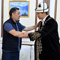Президент Садыр Жапаров встретился с чемпионом мира по боксу по версии WBA Дмитрием Биволом